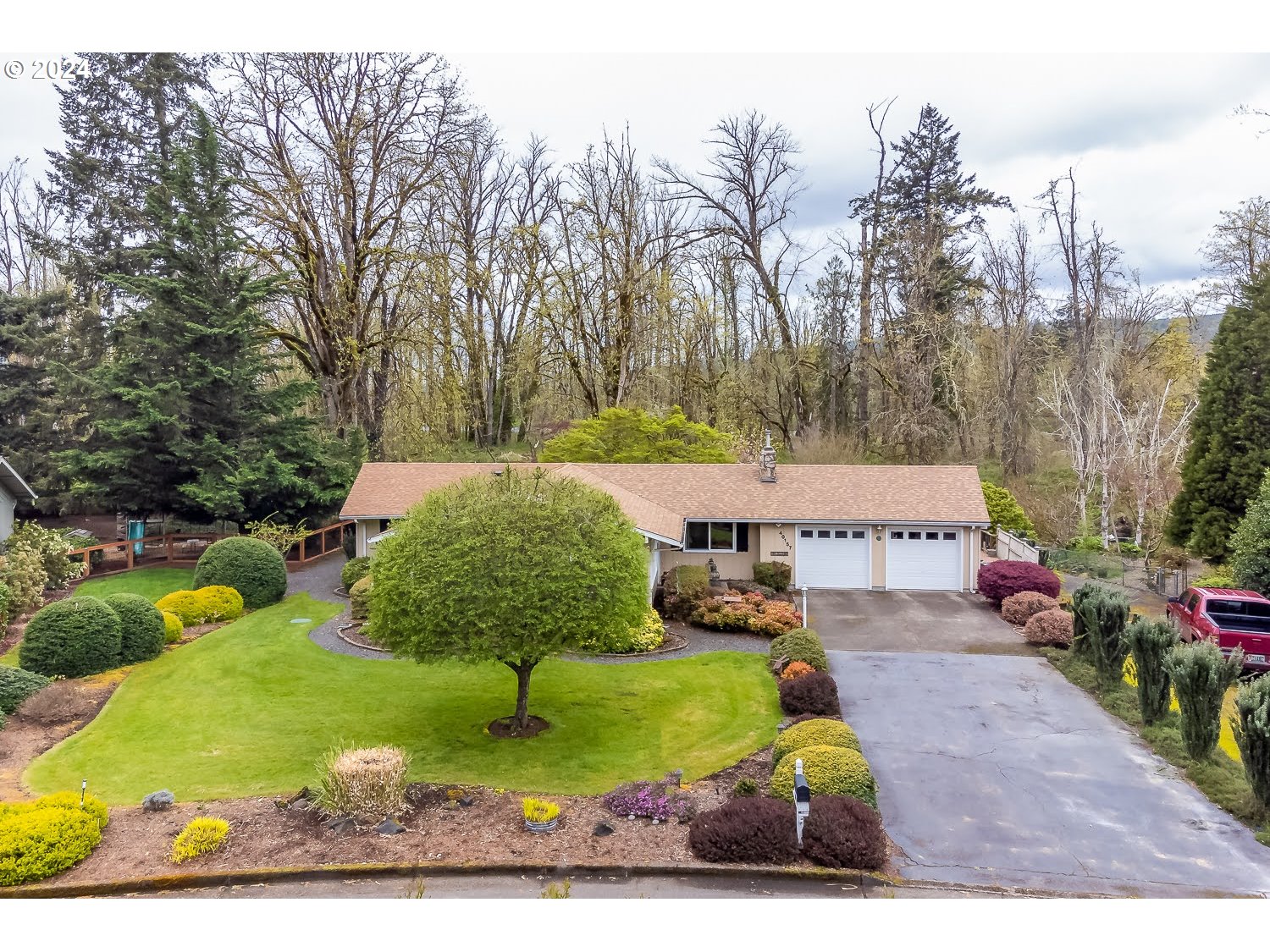 40157 York Lane Springfield, OR 97478 - Photo 5 of 41 a view of a backyard