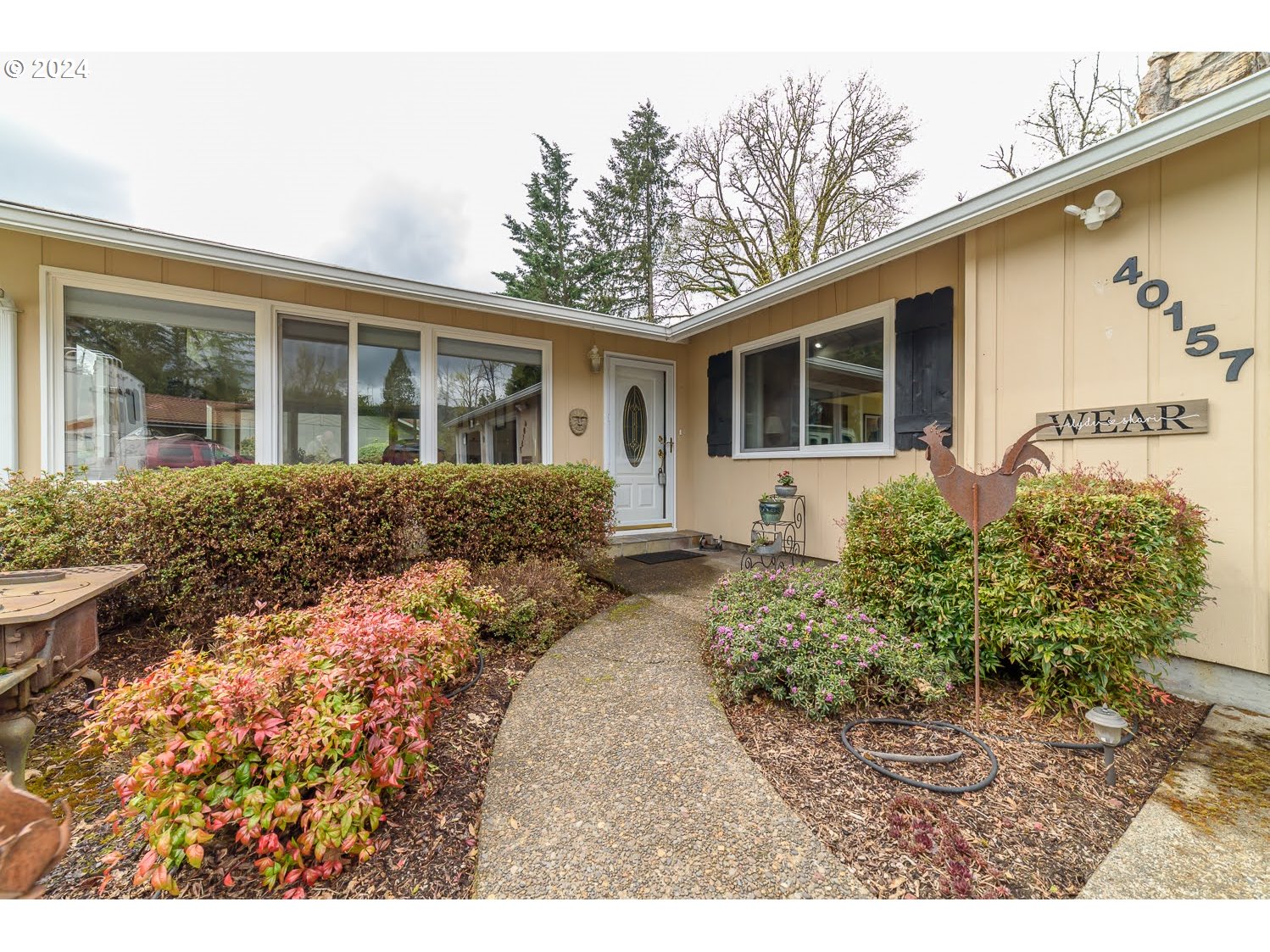 40157 York Lane Springfield, OR 97478 - Photo 6 of 41 a front view of a house with garden