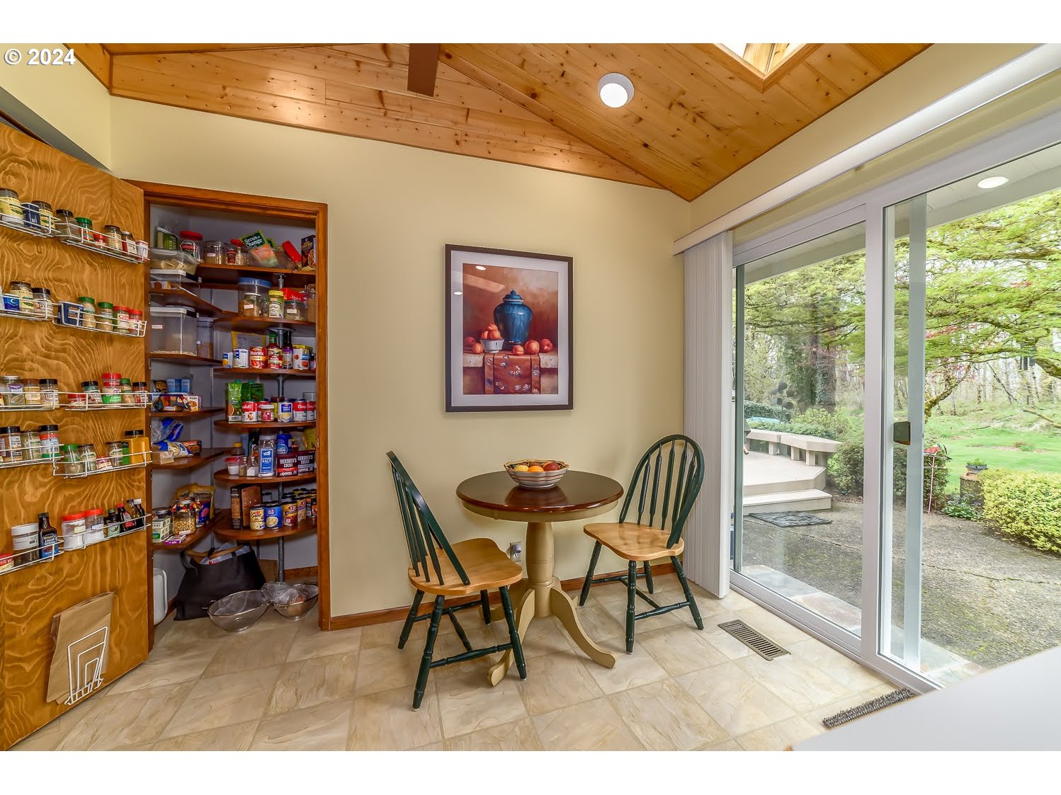 40157 York Lane Springfield, OR 97478 - Photo 9 of 41 a dining room with furniture and a floor to ceiling window