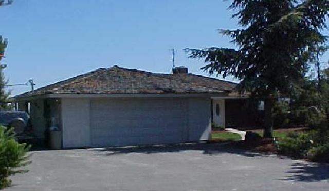 14208 Fisk Road Yakima, WA 98908 - Photo 2 of 9 a backyard of a house with plants and trees
