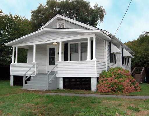 1637 West Shore Road Warwick, RI 02889 - Photo 1 of 1 Exterior Front.