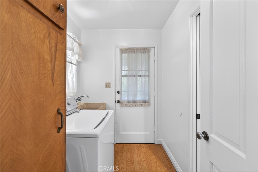 977 North Riverside Avenue Rialto, CA 92376 - Photo 14 of 39 Mudroom with washing machine