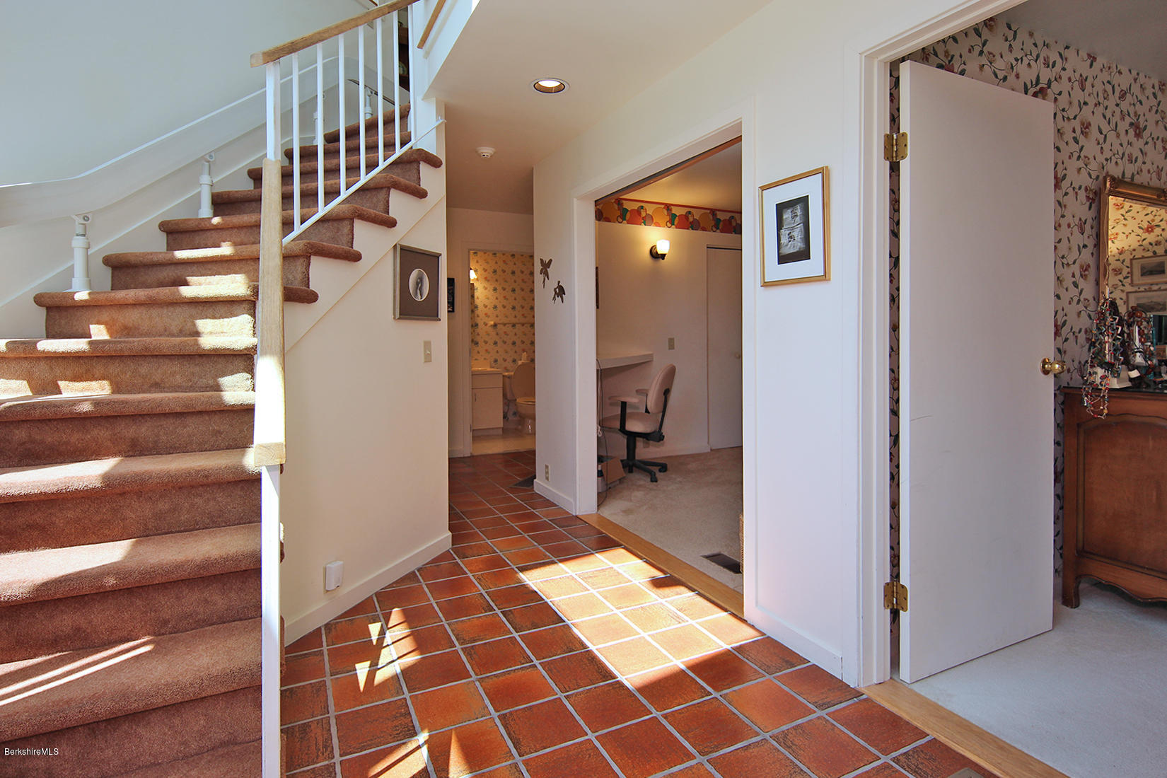 19 Hawthorne Road, Unit GH6 Stockbridge, MA 01262 - Photo 18 of 39 Stairway