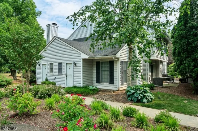 $330,000 | 21 Owl Court, Three Bridges, NJ 08887