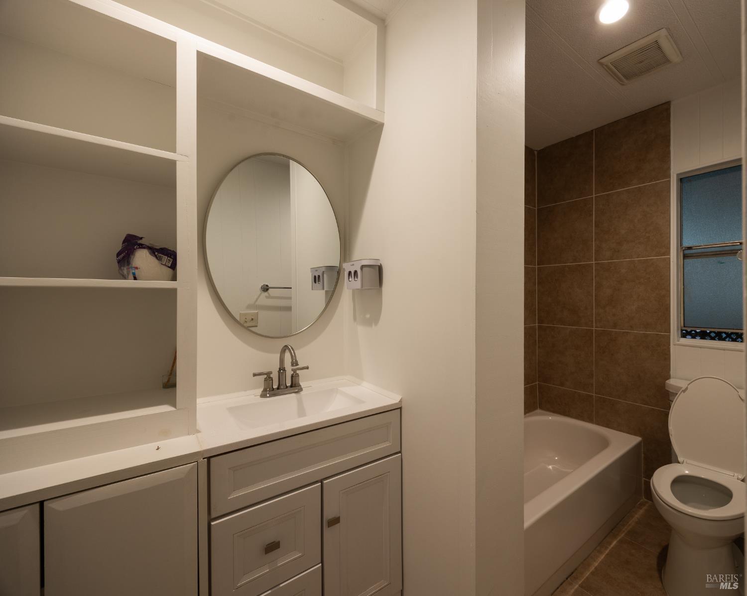 275 Carlsbad Court San Rafael, CA 94903 - Photo 22 of 32 a bathroom with a sink a toilet and bathtub