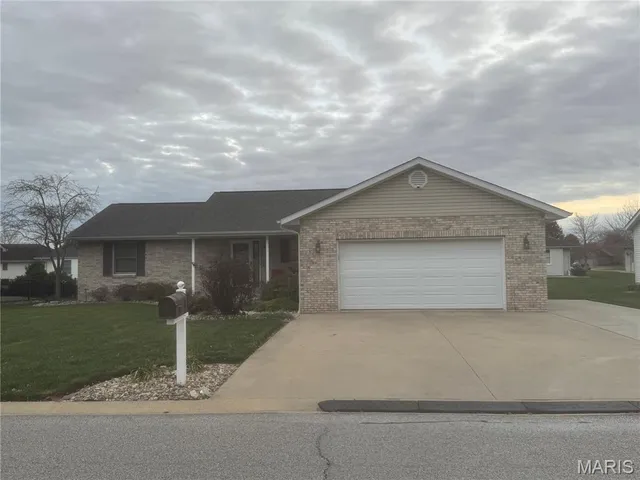$364,900 | 30 North Porte Drive, Highland, IL 62249