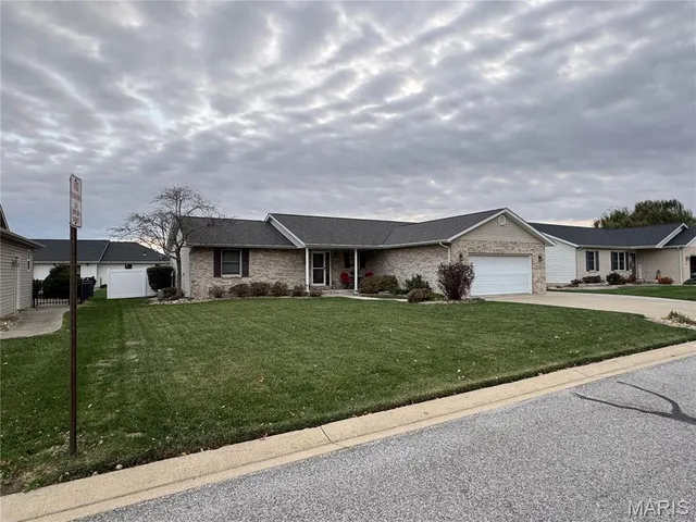 $364,900 | 30 North Porte Drive, Highland, IL 62249