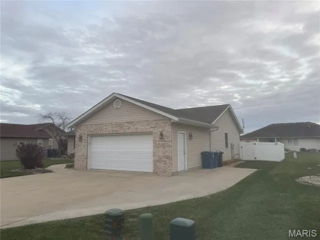 $364,900 | 30 North Porte Drive, Highland, IL 62249
