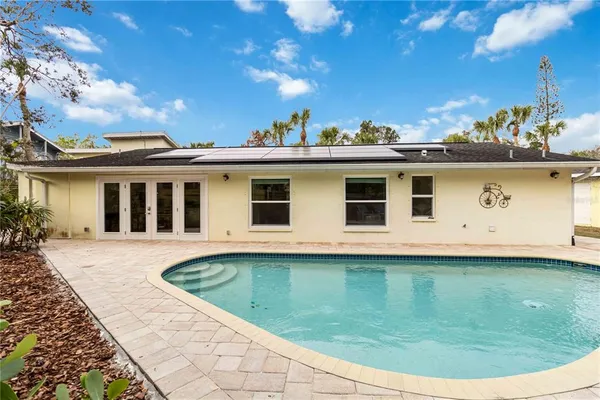 a view of a house with backyard
