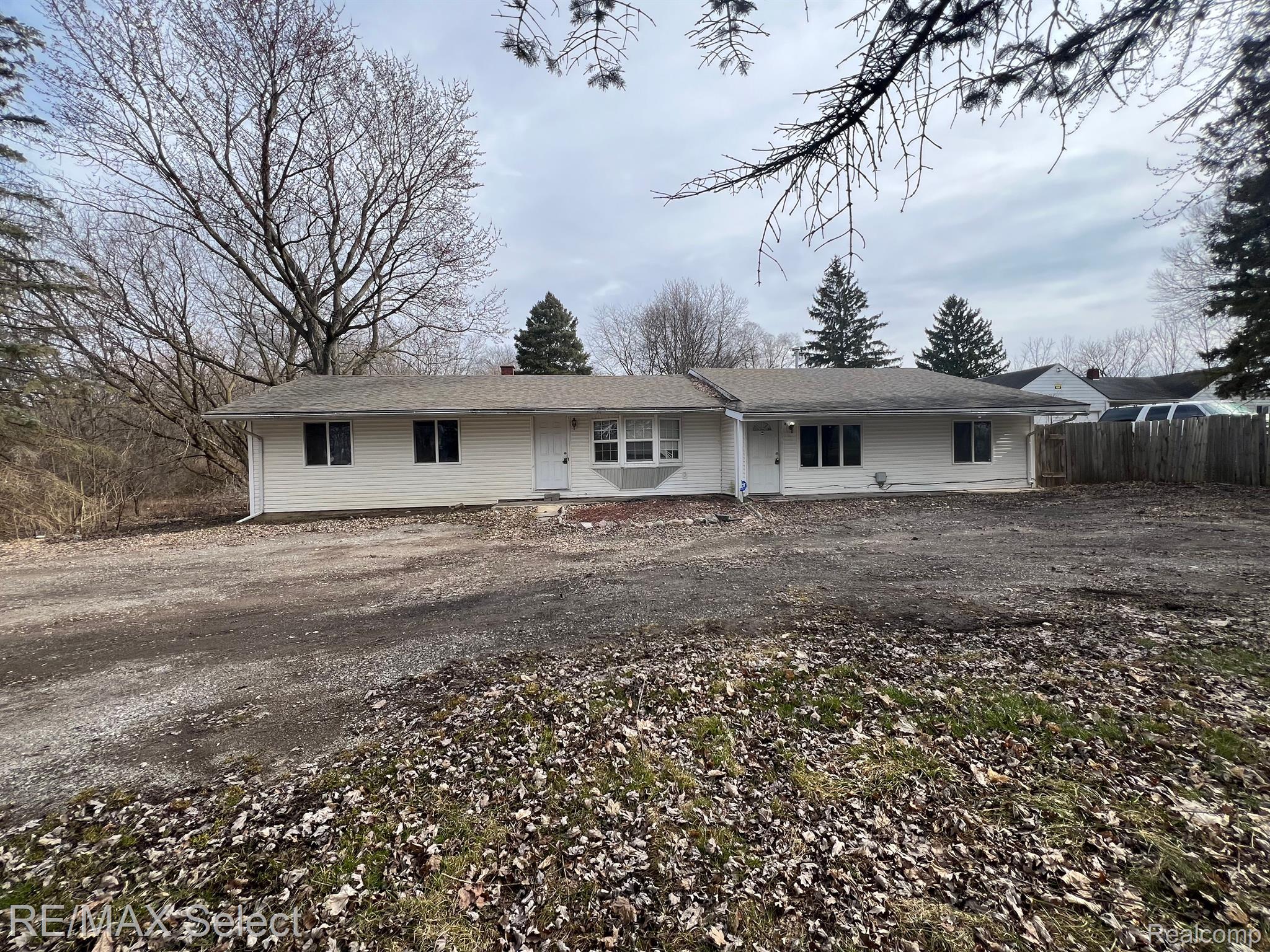 3211 South Center Road Burton, MI 48519 - Photo 1 of 30 Gallery Image 1
