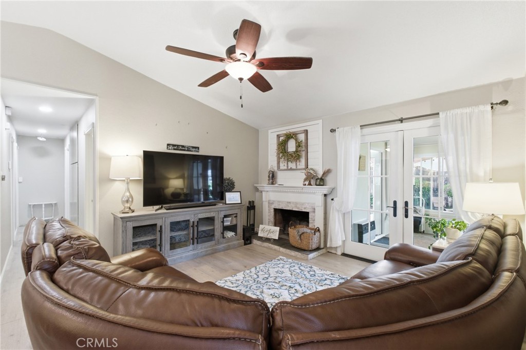 11156 Davenport Place Riverside, CA 92505 - Photo 6 of 24 Living Room