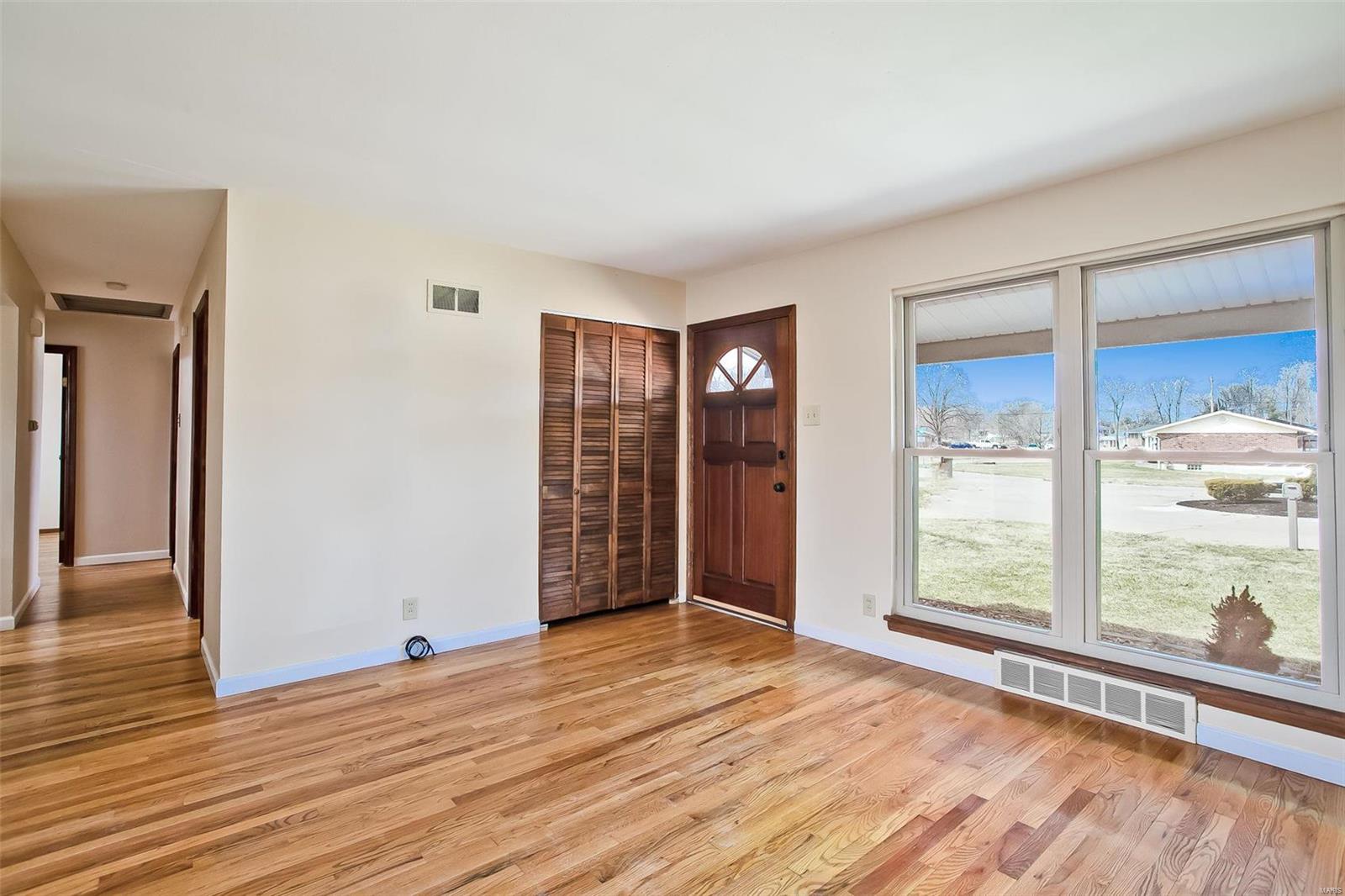 800 Rinzetta Drive St. Louis, MO 63129 - Photo 3 of 32 Gallery Image 3