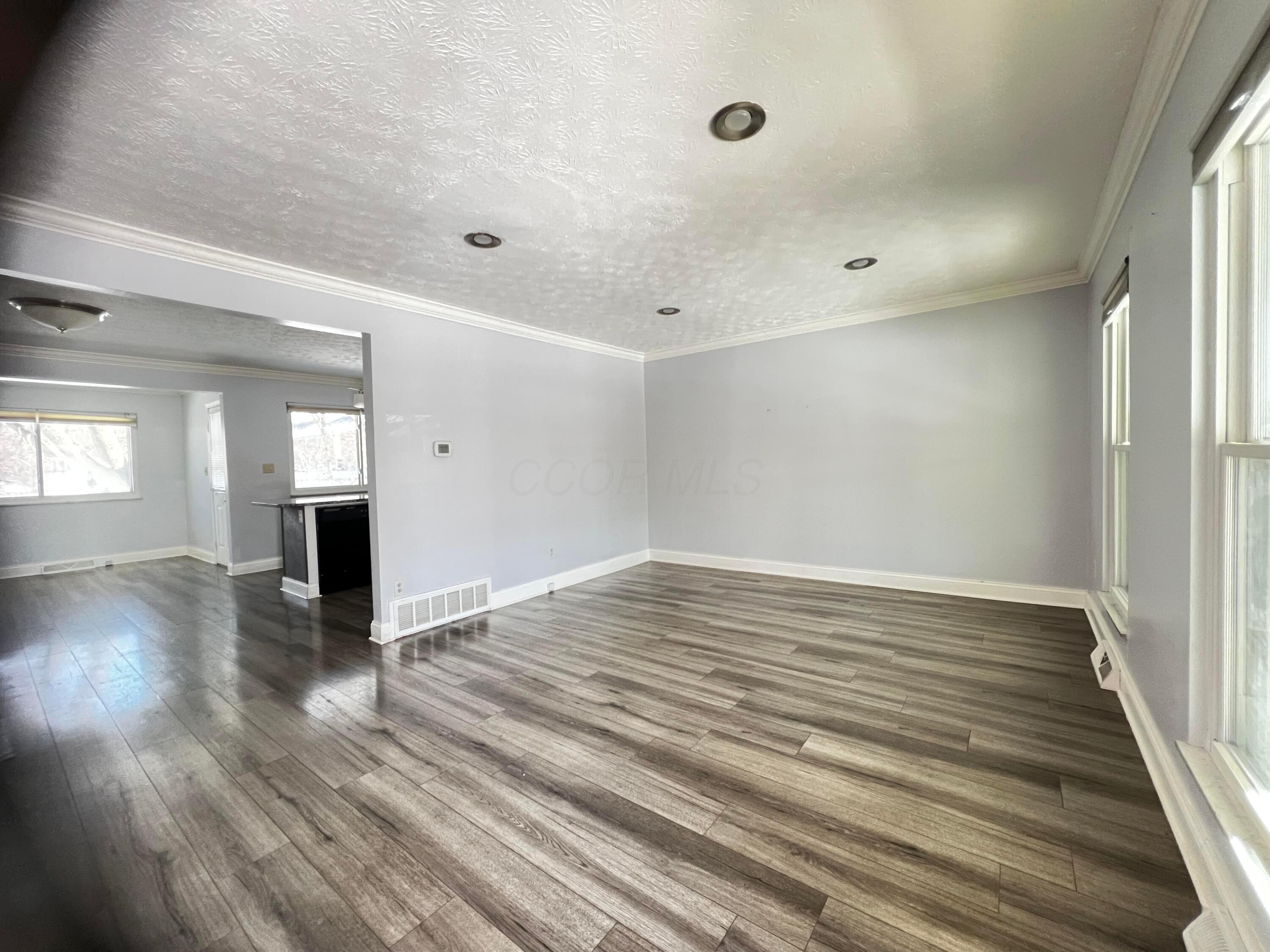 5260 Godown Road Columbus, OH 43235 - Photo 6 of 30 Living Room