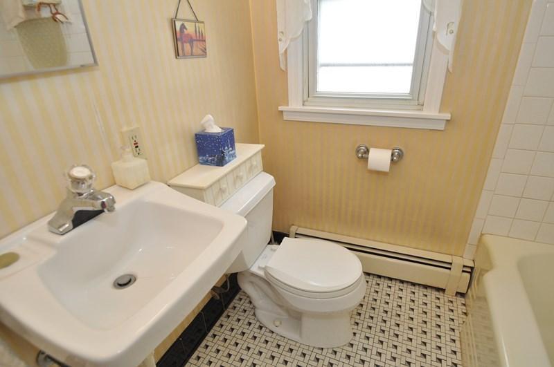 3248 South 7th Street Milwaukee, WI 53215 - Photo 13 of 13 Upper Bath