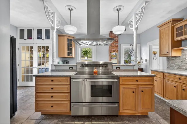 $799,900 | 84 East Broadway, Derry, NH 03038