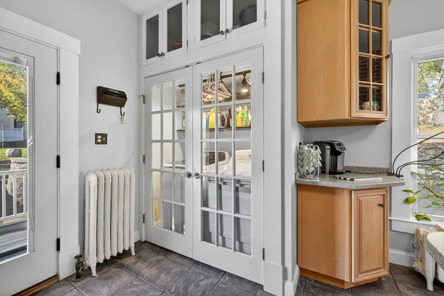 $799,900 | 84 East Broadway, Derry, NH 03038