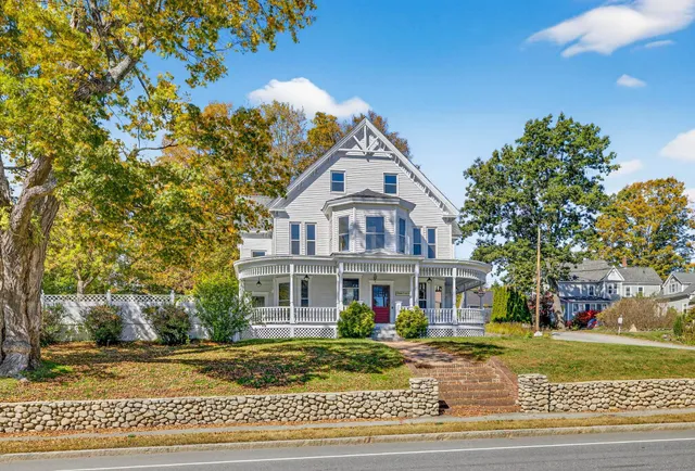 $799,900 | 84 East Broadway, Derry, NH 03038