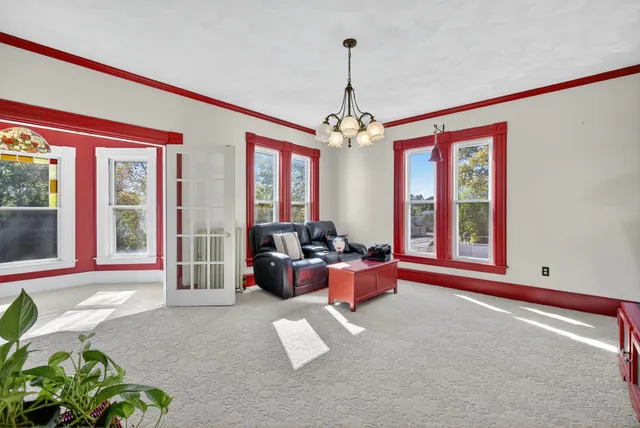 $799,900 | 84 East Broadway, Derry, NH 03038