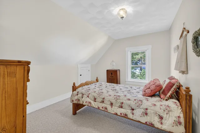 $799,900 | 84 East Broadway, Derry, NH 03038