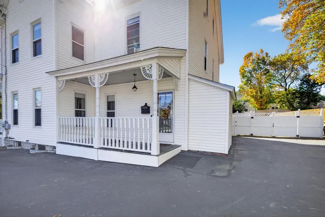 $799,900 | 84 East Broadway, Derry, NH 03038