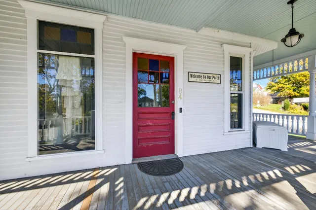 $799,900 | 84 East Broadway, Derry, NH 03038