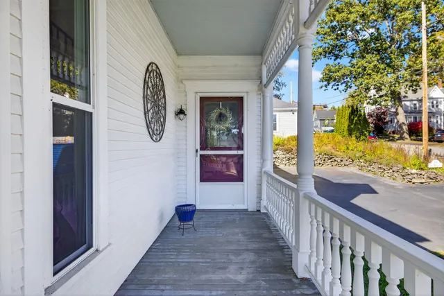 $799,900 | 84 East Broadway, Derry, NH 03038