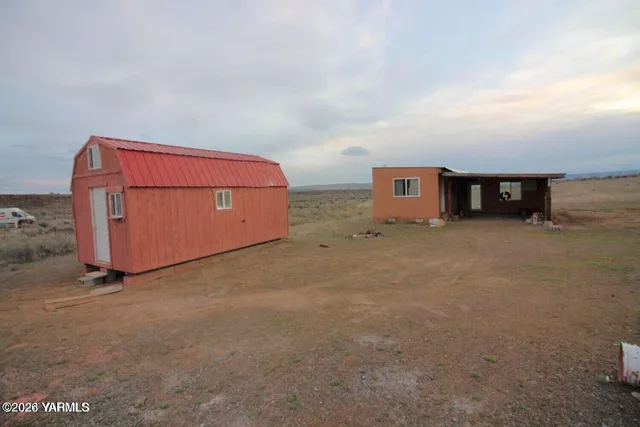 a view of a livingroom with furniture