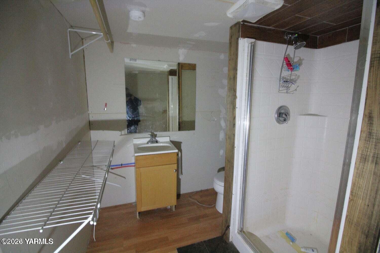 102 Hackney Court Ephrata, WA 98823 - Photo 6 of 16 a bathroom with a tub and shower