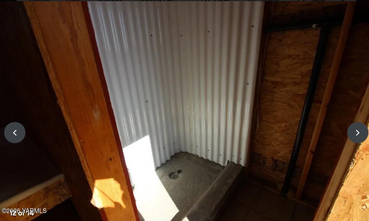 102 Hackney Court Ephrata, WA 98823 - Photo 8 of 16 a bathroom with a tub and shower