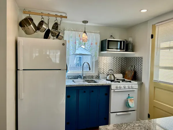 $2,400 | 23 Diane Lane, Hampton, NH 03842