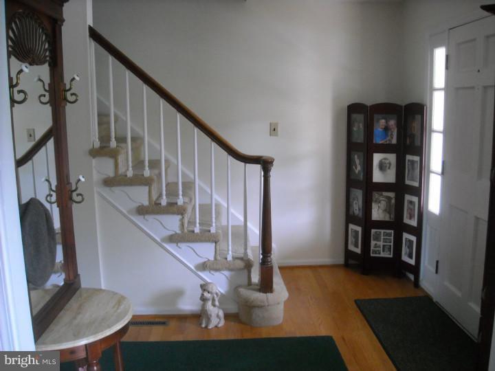 13 Edgemont Road Newark, DE 19711 - Photo 7 of 25 Foyer