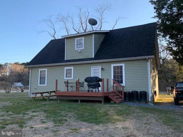 a view of a house with a backyard