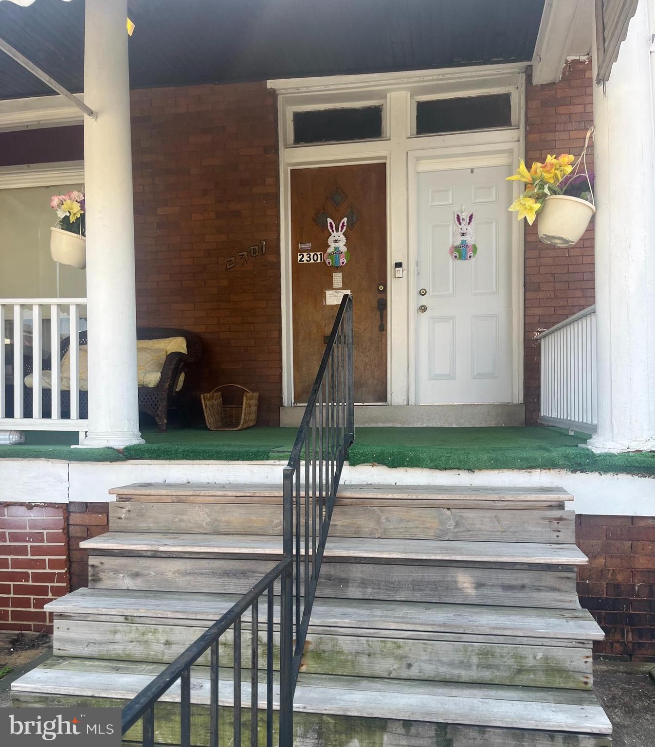 a view of entryway with a front door