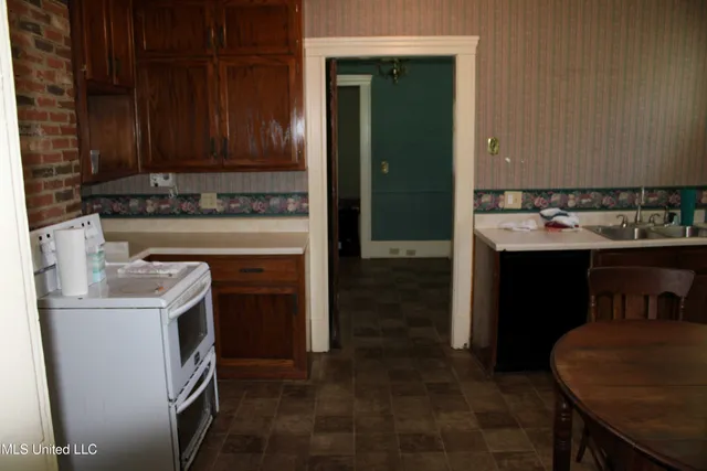 $309,900 | 245 East College Avenue, Holly Springs, MS 38635