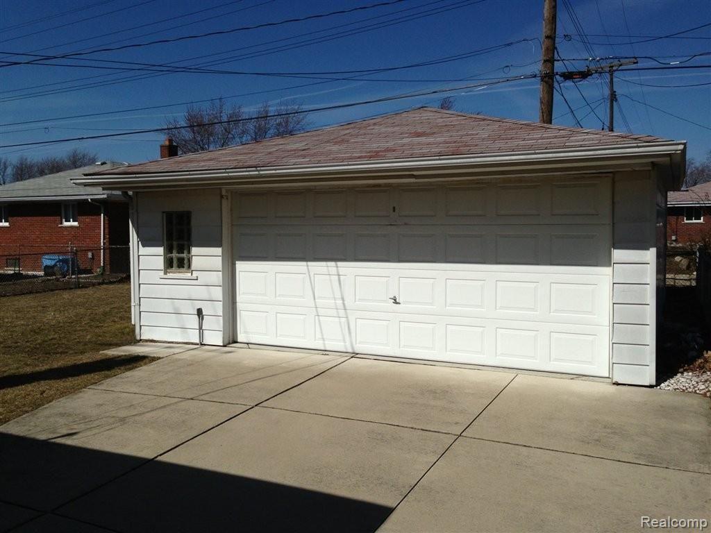19311 Stephens Road Eastpointe, MI 48021 - Photo 11 of 12 Garage