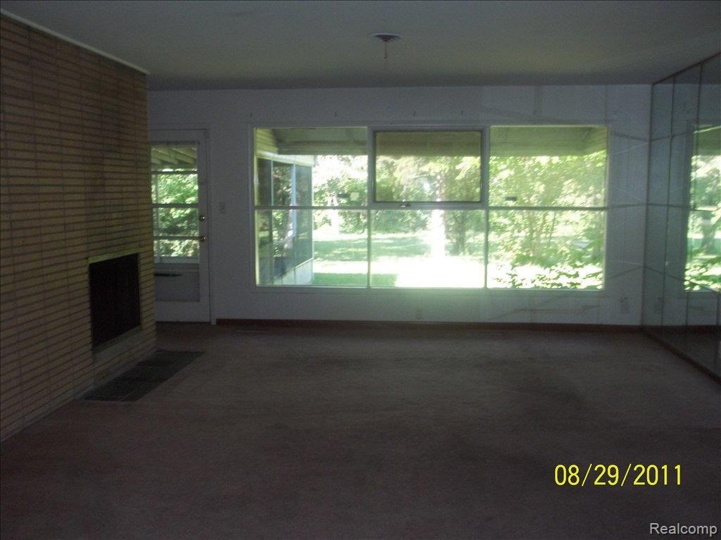 20977 Greenview Road Southfield, MI 48075 - Photo 4 of 5 LIVING