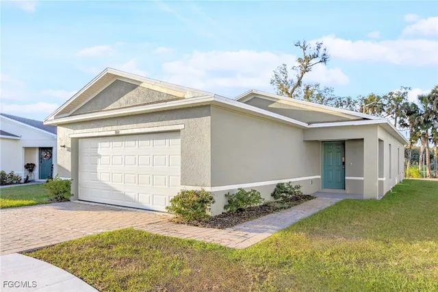 $225,888 | 860 Friendship Circle, LaBelle, FL 33935