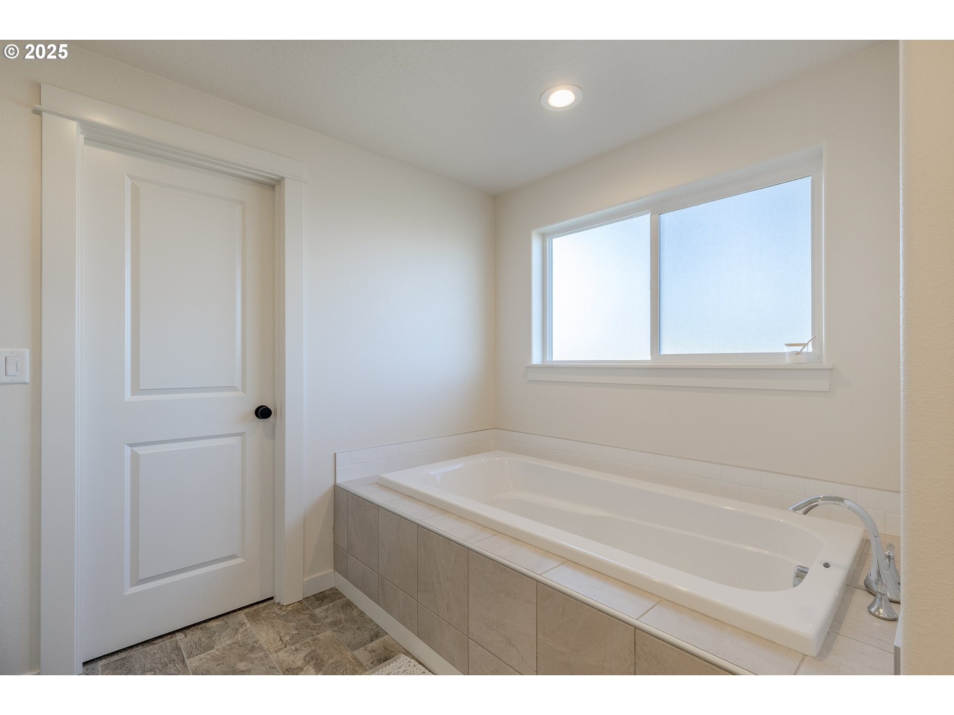 782 South 52nd Street Springfield, OR 97478 - Photo 35 of 41 a bathroom with a bathtub and a sink