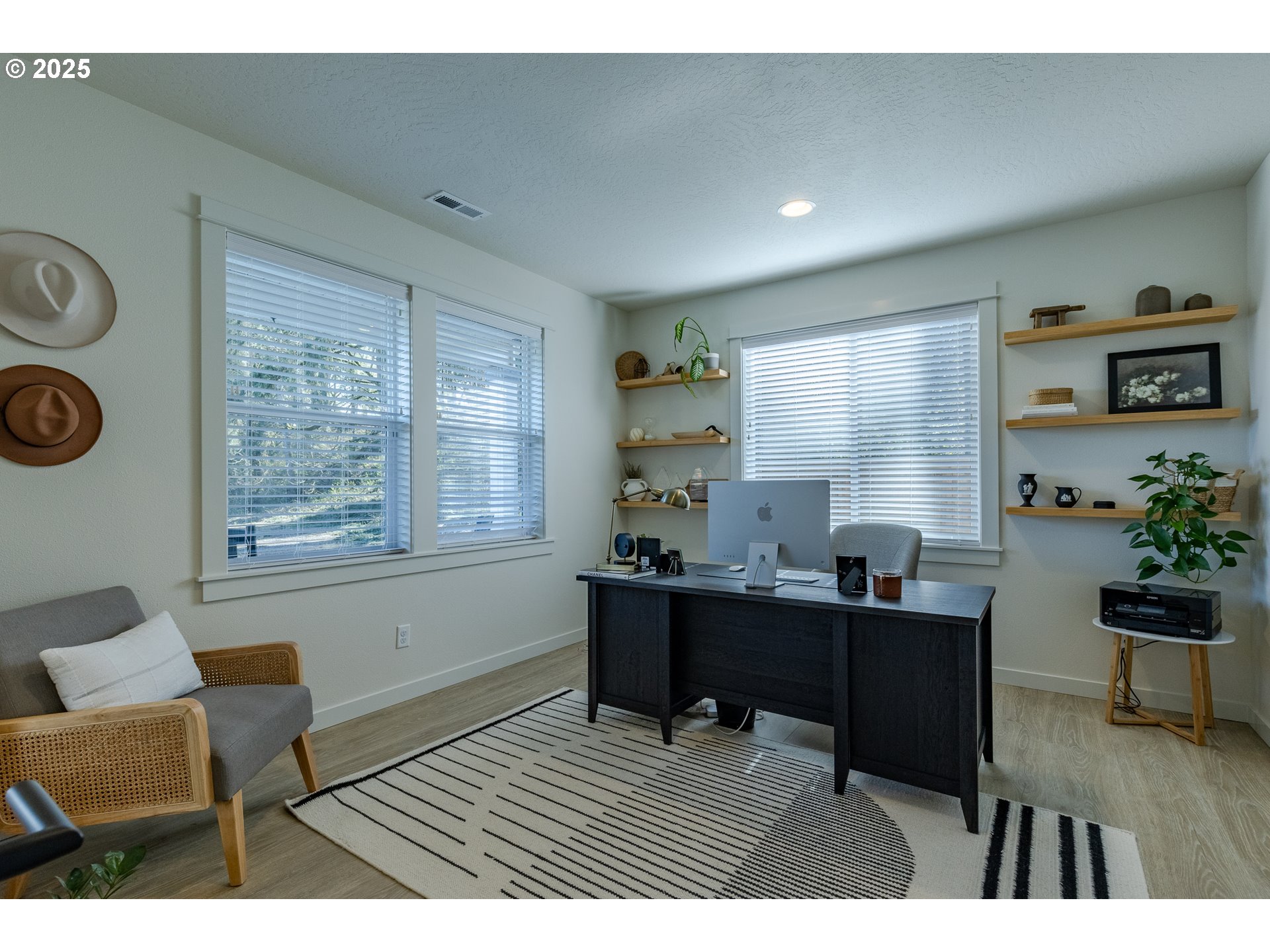 782 South 52nd Street Springfield, OR 97478 - Photo 5 of 41 a workspace with furniture and window