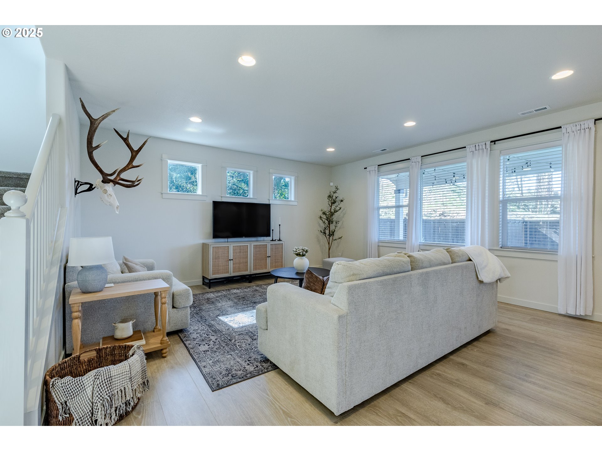 782 South 52nd Street Springfield, OR 97478 - Photo 8 of 41 a living room with furniture and a flat screen tv