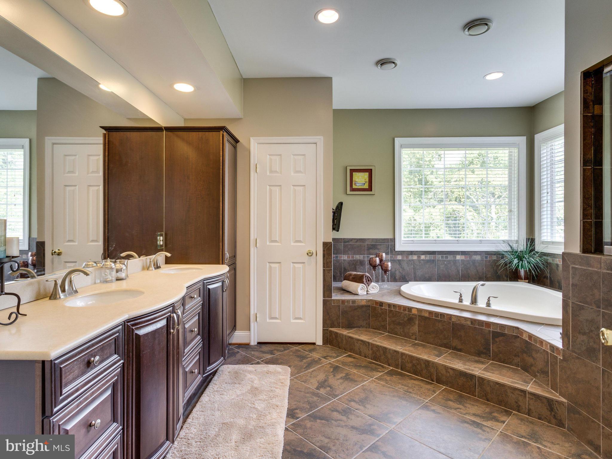 2862 Hunter Road Fairfax, VA 22031 - Photo 19 of 30 Bath (Master)