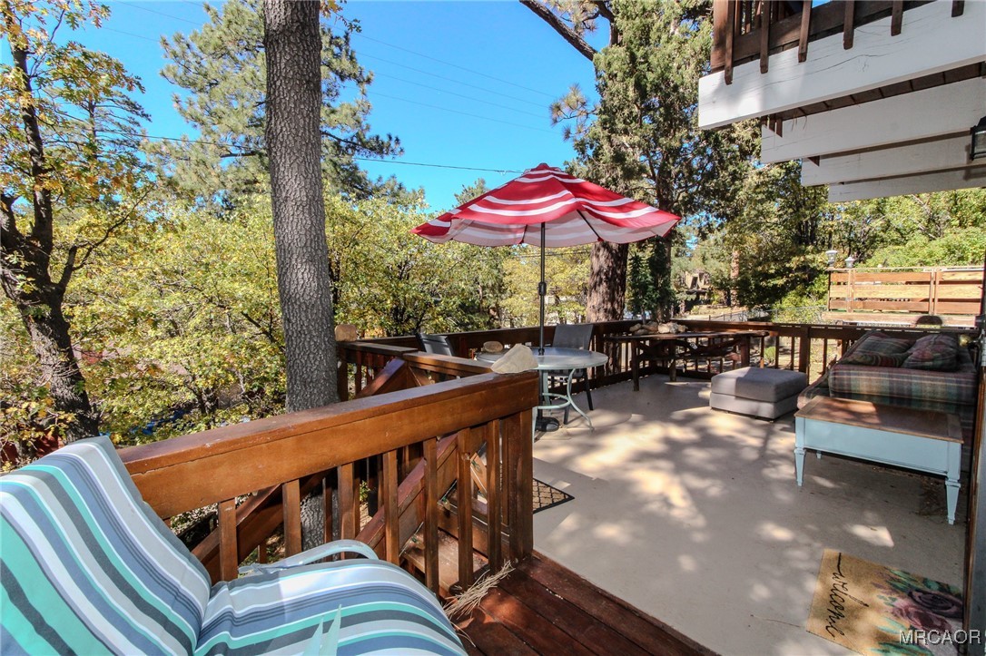 699 Santa Barbara Avenue Sugarloaf, CA 92386 - Photo 30 of 35 a view of a balcony with chairs