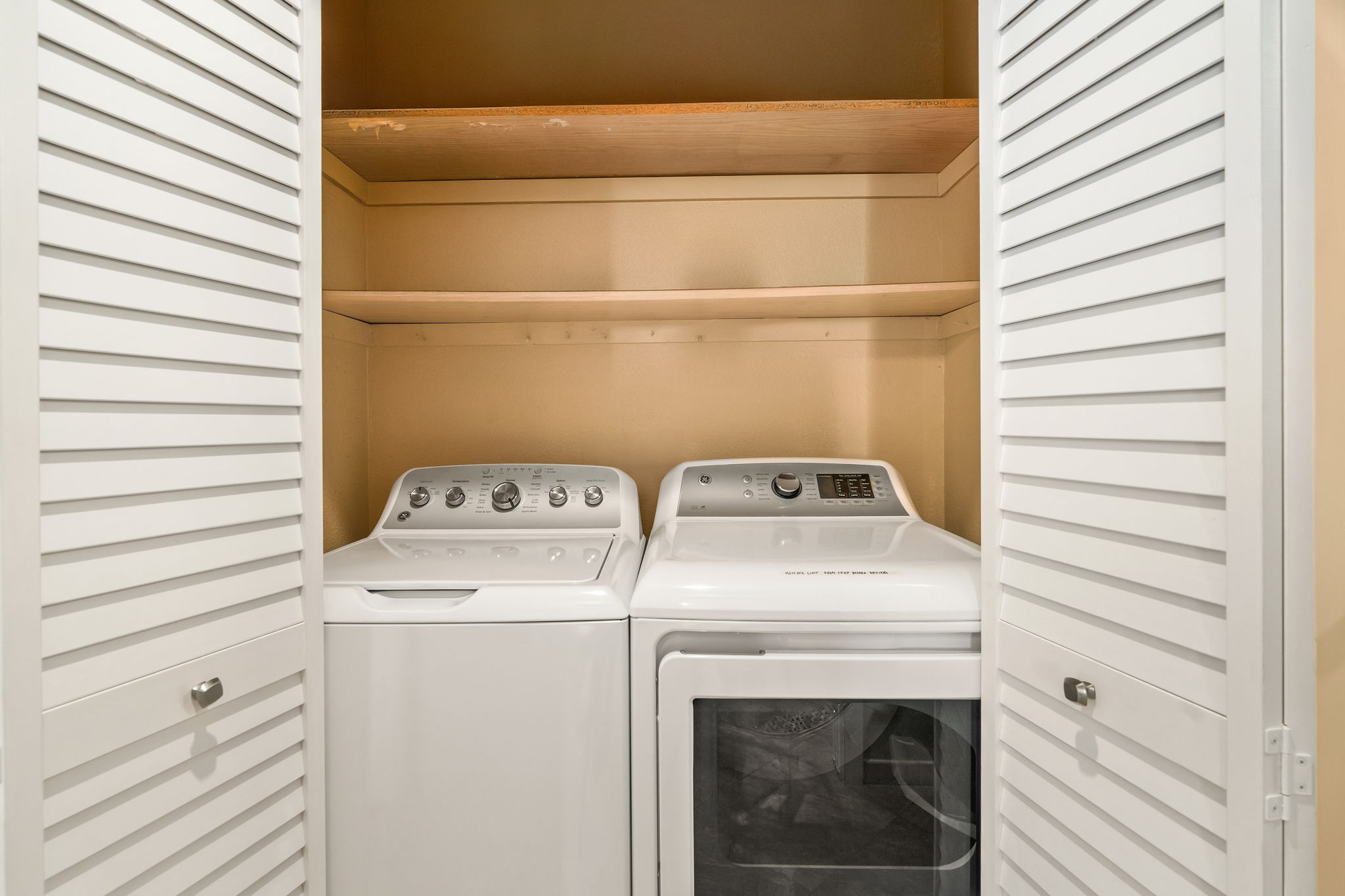410 Papaloa Road, Unit 233 Kapaa, HI 96746 - Photo 20 of 27 a utility room with dryer and washer