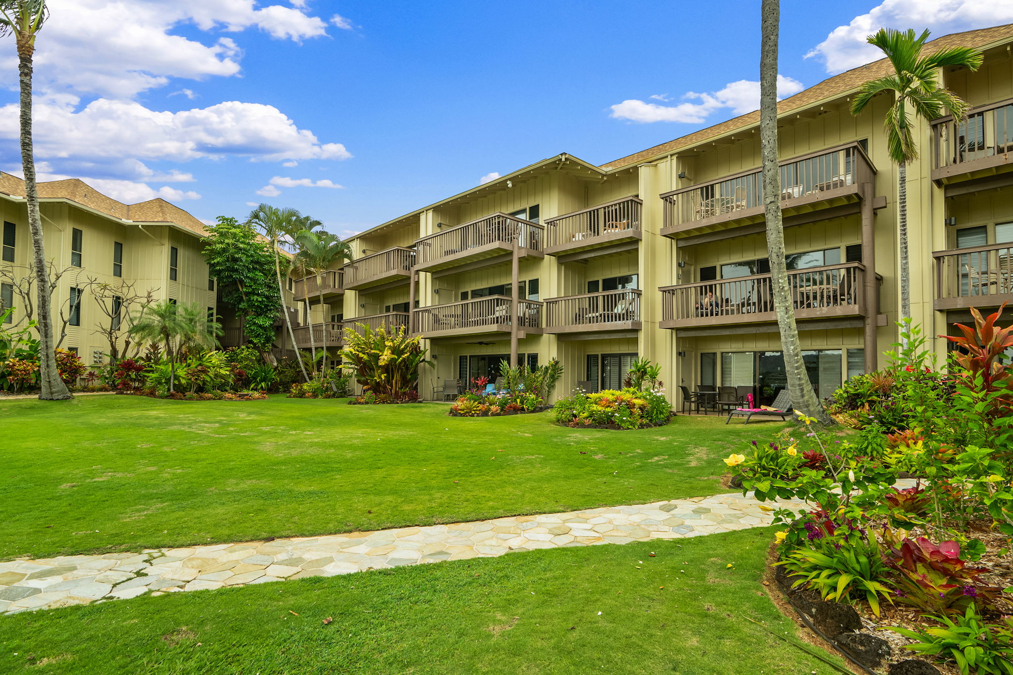 410 Papaloa Road, Unit 233 Kapaa, HI 96746 - Photo 26 of 27 a view of a big building
