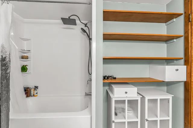 $749,900 | 4 Old Gate Lane, Newtown, CT 06470