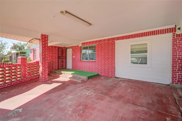 a view of a house with entryway and a yard