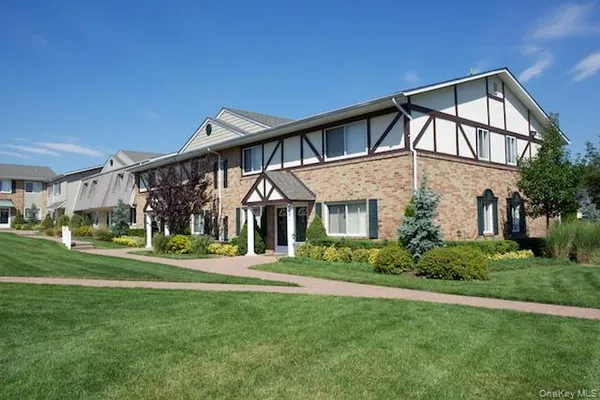 $2,570 | 97 Moonlight Walk, Unit 97, Holbrook, NY 11741