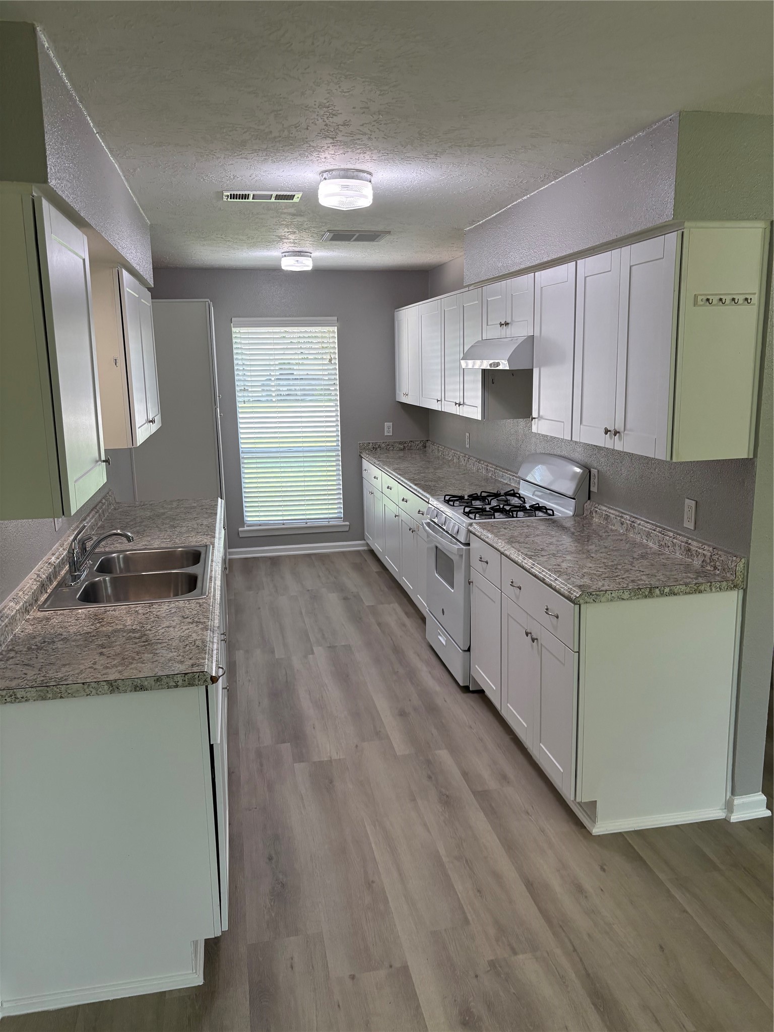 226 East Dumble Street Alvin, TX 77511 - Photo 3 of 11