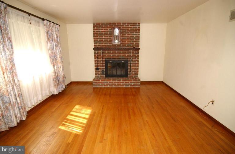14913 Dunstan Lane Monkton, MD 21111 - Photo 3 of 21 Living Room