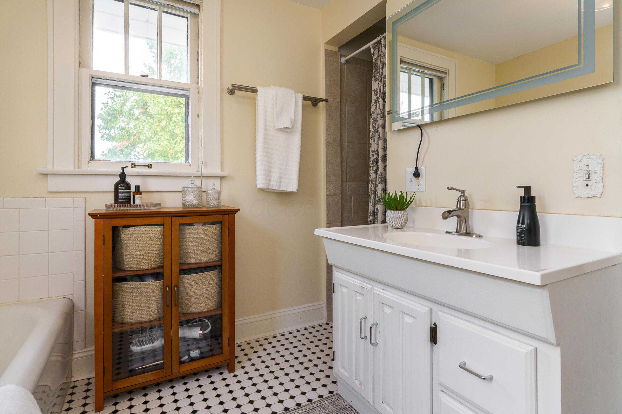 698 South Remington Road Columbus, OH 43209 - Photo 31 of 47 Full bath